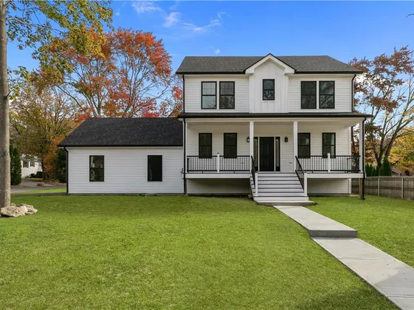 2 Bella Ct, North Providence, RI 02911