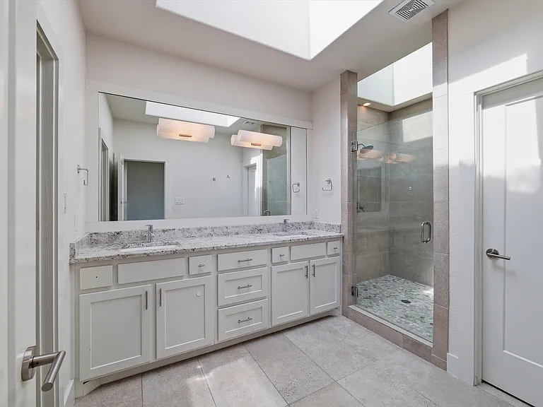 207 Adrian Dr — Photo 15