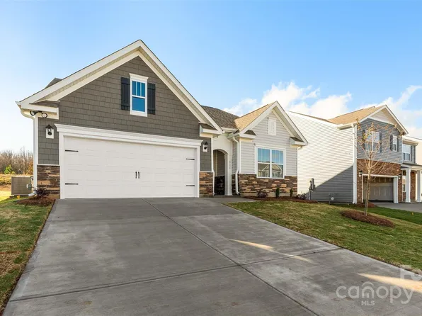 41 Woodvale Dr, Waynesville, NC 28786