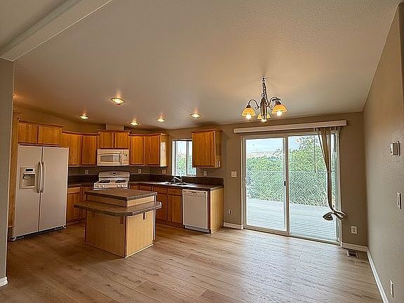 Kitchen & dining area