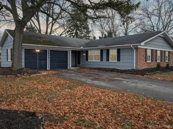 4934 Danbury Dr, Troy, MI 48085