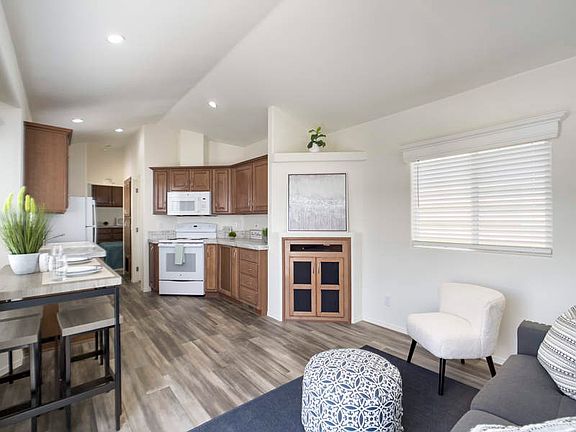 4th image of 1050 S Arizona Blvd #201