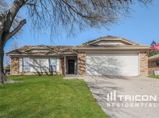 2816 Meadow Ridge Dr, Fort Worth, TX 76133