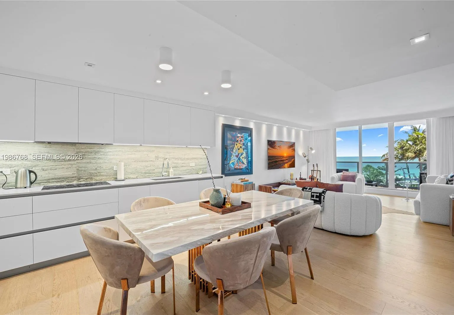 Roney Palace Condo — Photo 2