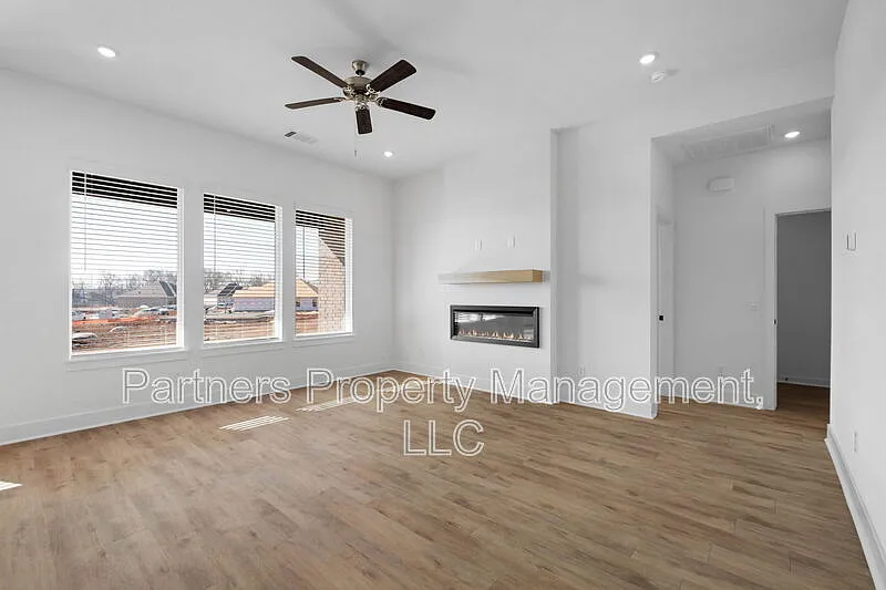 Building Photo - 411 W Taverner Xing