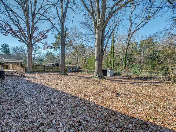 4th image of 903 Laurel Ln