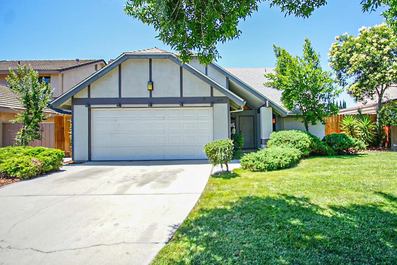 1925 Walnut Tree Dr photo 1