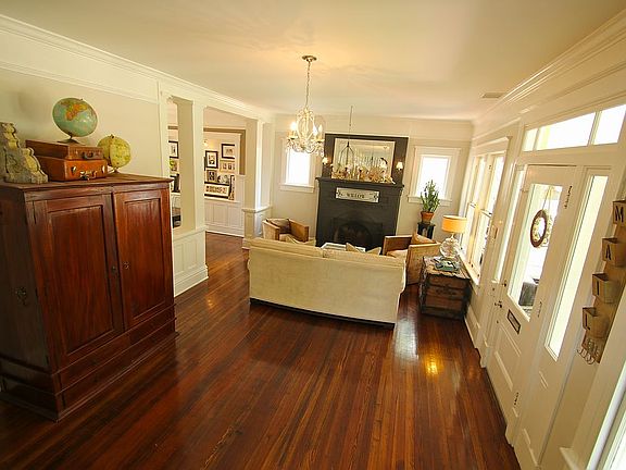  Living room/ Entry
