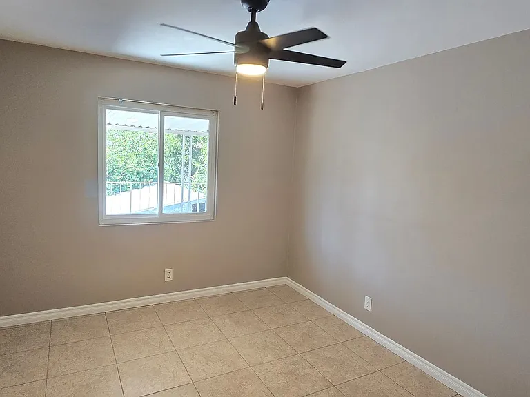 405 S Kroeger St — Photo 29