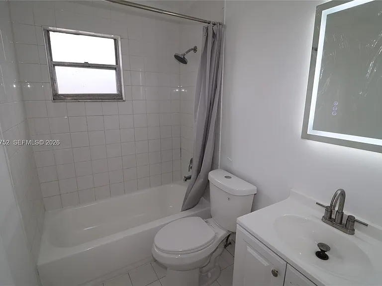 951 SW 7th St #5 — Photo 14
