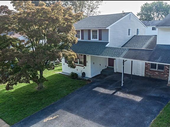 3rd image of 734 Plumtree Ln