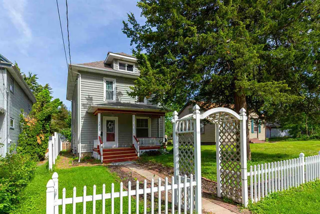 1317 43rd St photo 1