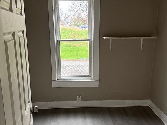 3rd image of 142 Willowlawn Pkwy #1