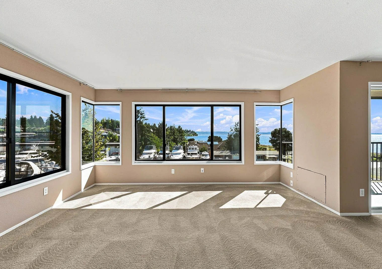 Light & Bright Top Floor Condo with Wall to Wall Sound Views, fresh paint- Water front living — Photo 2