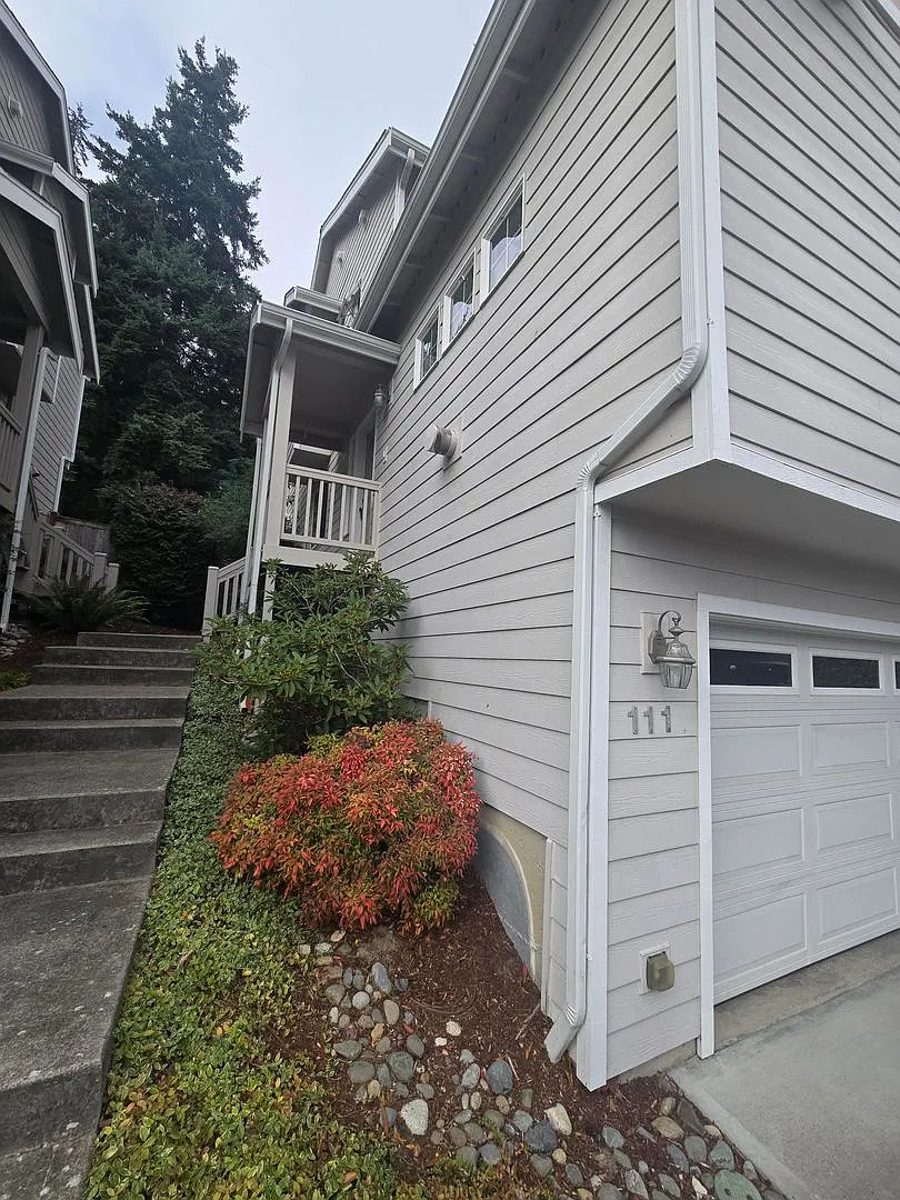 Comfortable Bremerton Townhome with Bonus Room and Fireplace — Photo 2
