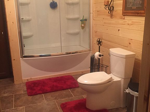 bath between bedrooms (1st)