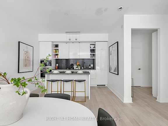 3rd image of 32 Davenport Rd #Townhouse 101