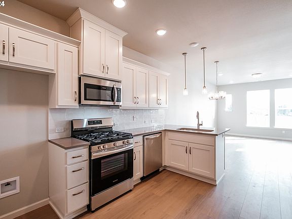 5th image of 8355 SE Kinnaman St #1137