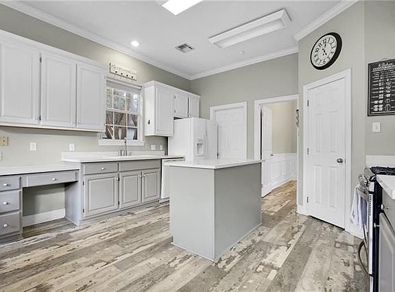 5th image of 200 Carmel Dr