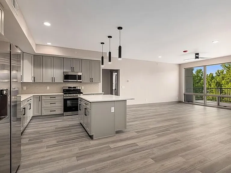 700 Blue River Pkwy — Photo 3