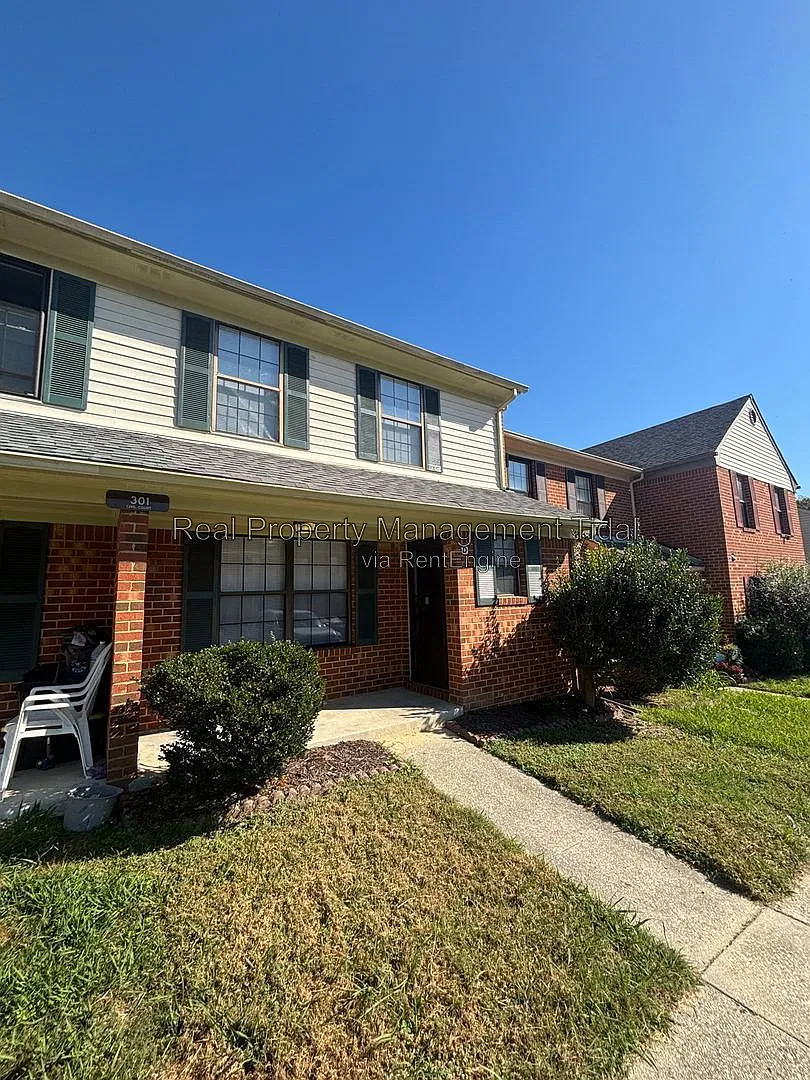 3 bed, 1.5 bath, 1307 sqft, $1,800 — Photo 2