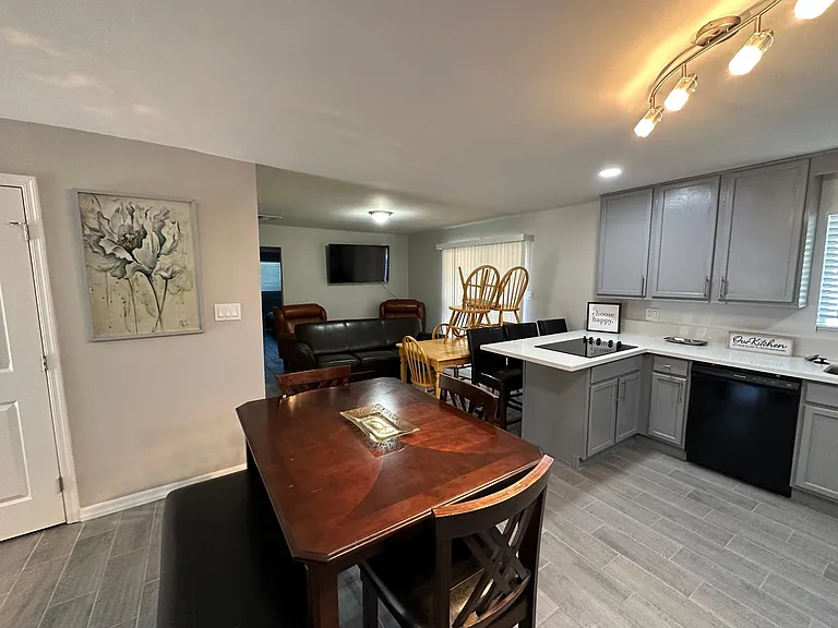616 W 17th Pl — Photo 5