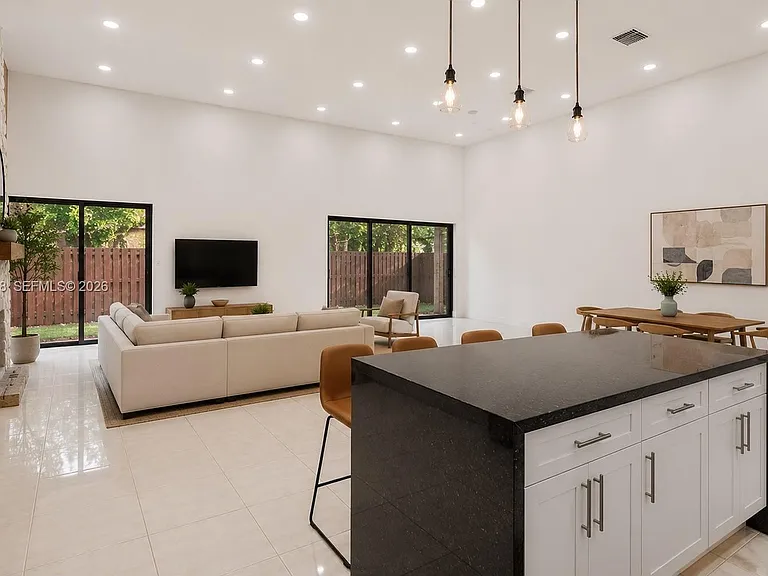 601 Leslie Dr — Photo 4