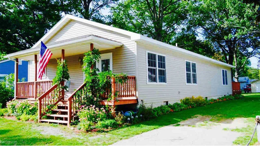 308 Hathaway St photo 1