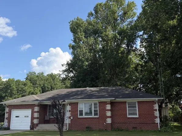 215 W Chestnut St, Puryear, TN 38251