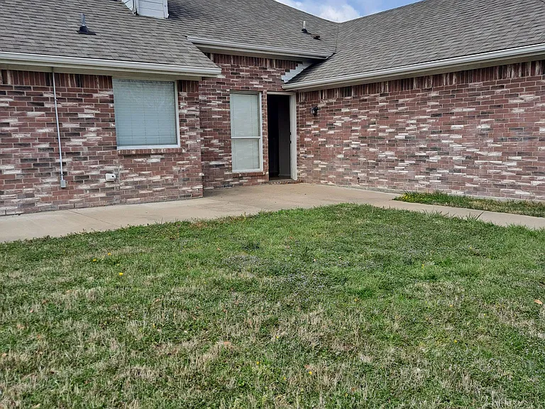 100 Oak Hollow Ln — Photo 12