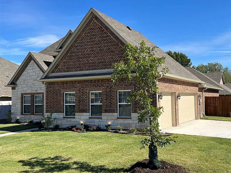 505 Ellis Place Dr — Photo 2