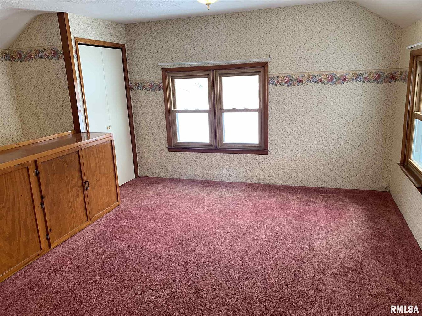 Under 150K Sunday c. 1890 Charming Farmhouse in Williamsfield IL