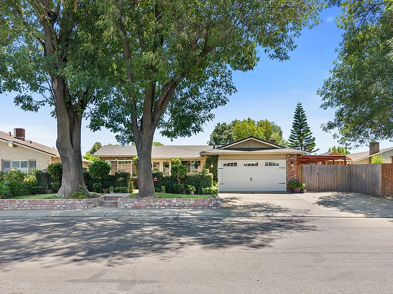 2226 Paloma Ave — Photo 1