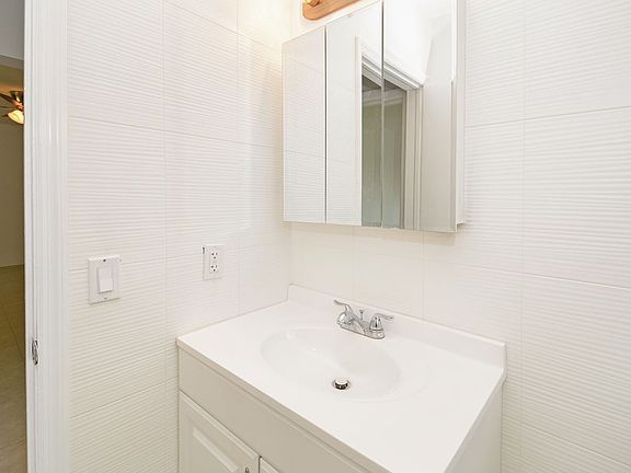 2nd image of 1501 NE 38th St