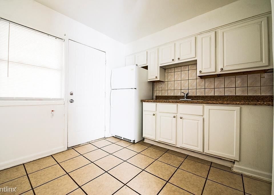729 N Central Apartments Chicago Kitchen_1