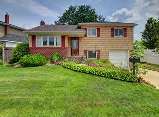 74 Dartmouth Dr, Hicksville, NY 11801