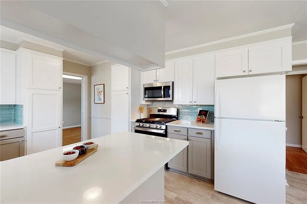 Building Photo - 303 Fairway Dr