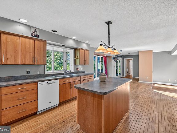 5th image of 20001 Cherry Hill Cir