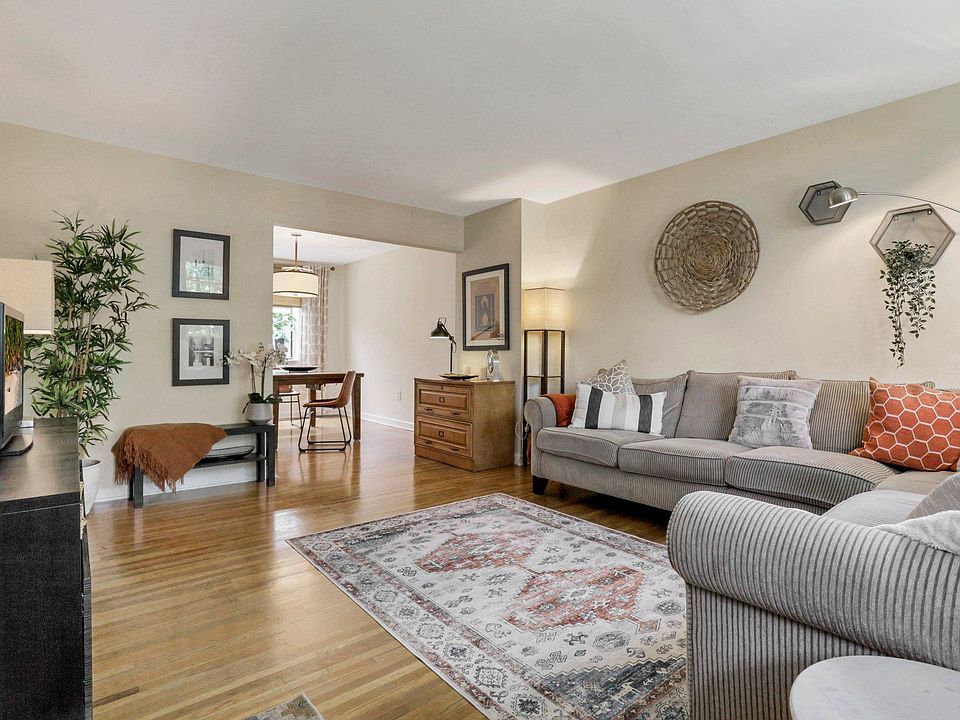 Living room( 1st. floor )