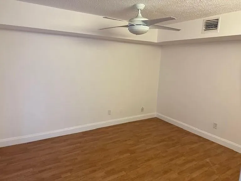 1210 SW 118th Ter — Photo 4