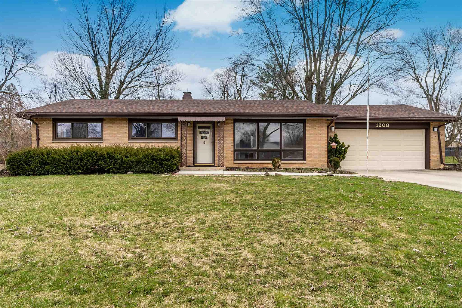 1208 N Riley Rd photo 1
