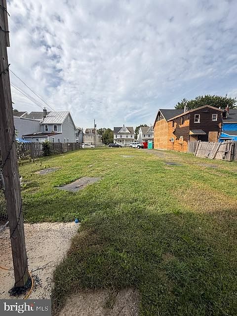 2nd image of 637 Spruce St