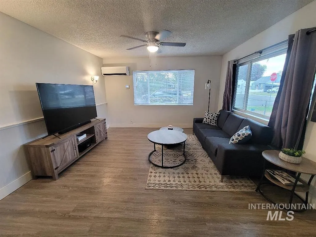 2 bed, 1000 sqft, $1,400 — Photo 2