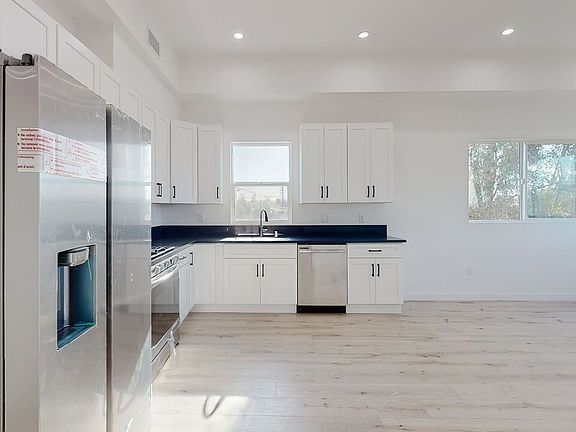 3rd image of 1509 S Cloverdale Ave