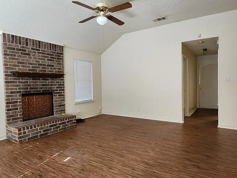 2204 Turf Club Dr — Photo 4