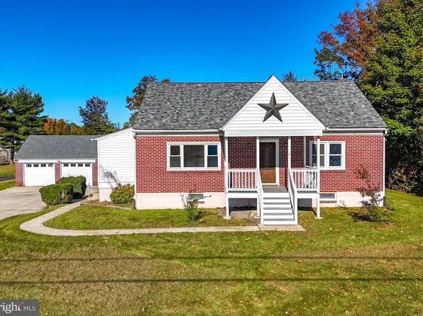 2951 N Charlotte St, Gilbertsville, PA 19525