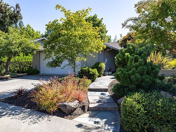 3rd image of 6 Pin Oak Place