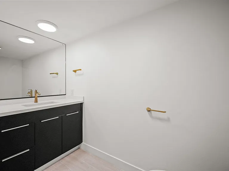920 Everett St — Photo 33