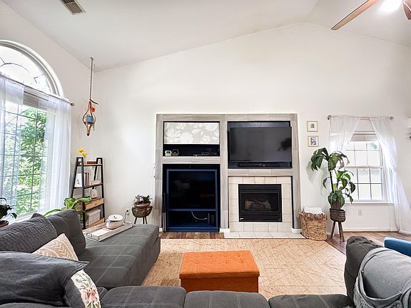 4th image of 849 Henderson Dr