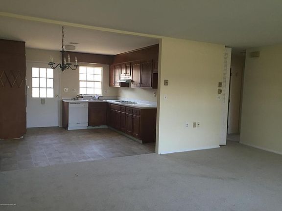 4th image of 817B Balmoral Ct